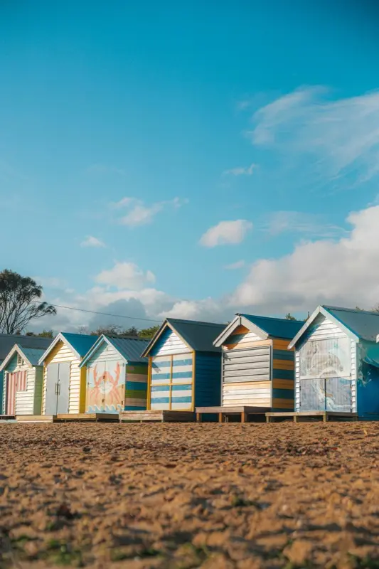Brighton Beach Huts معلم سياحي مع HelloRoam eSIM لبيانات السفر