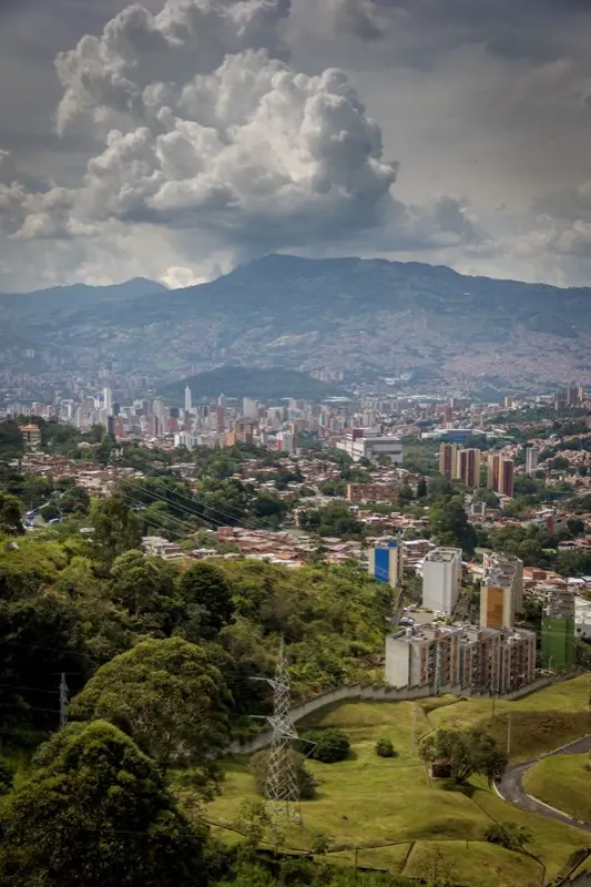 Medell N City Skyline and Aburr Valley fénykép HelloRoam eSIM utazási adattal