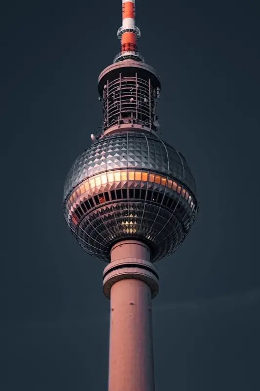Berlin Fernsehturm Alexanderplatz с HelloRoam eSIM свързаност за пътешественици по света