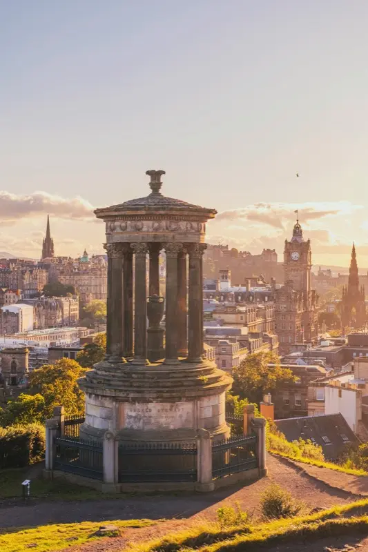 Calton Hill مع اتصال HelloRoam eSIM للمسافرين حول العالم