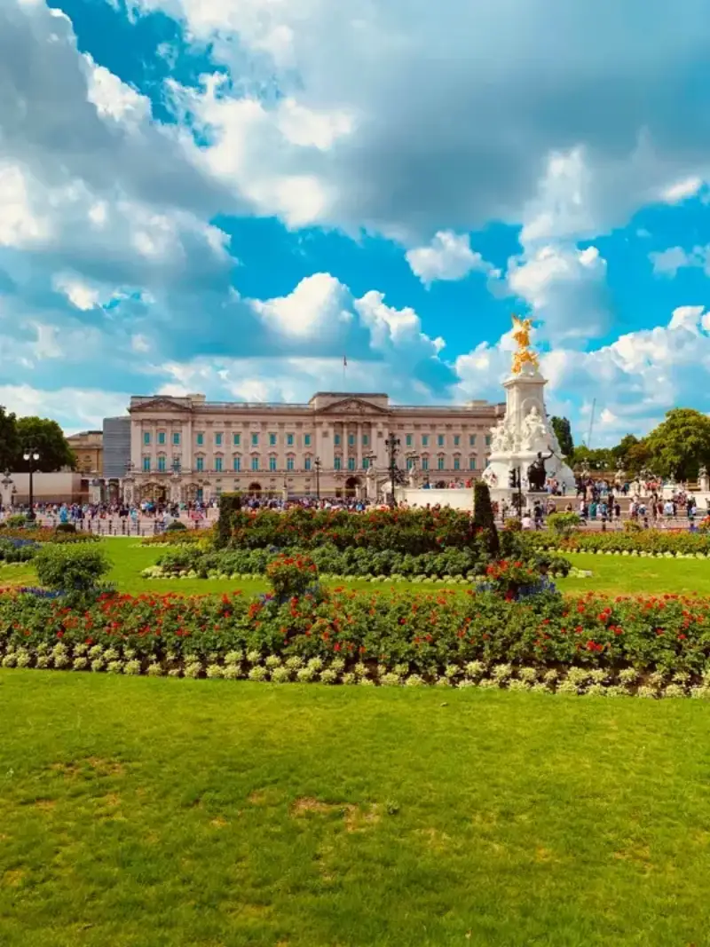 Buckingham Palace z HelloRoam eSIM do utrzymania połączenia w podróży