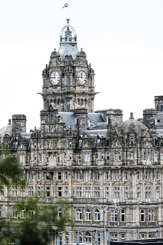 Scott Monument Edinburgh in Schotland - top attraction for travelers with eSIM connectivity