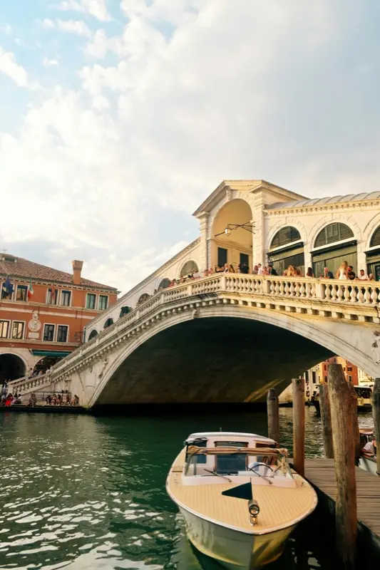 Rialto Bridge met HelloRoam eSIM om verbonden te blijven tijdens uw reis