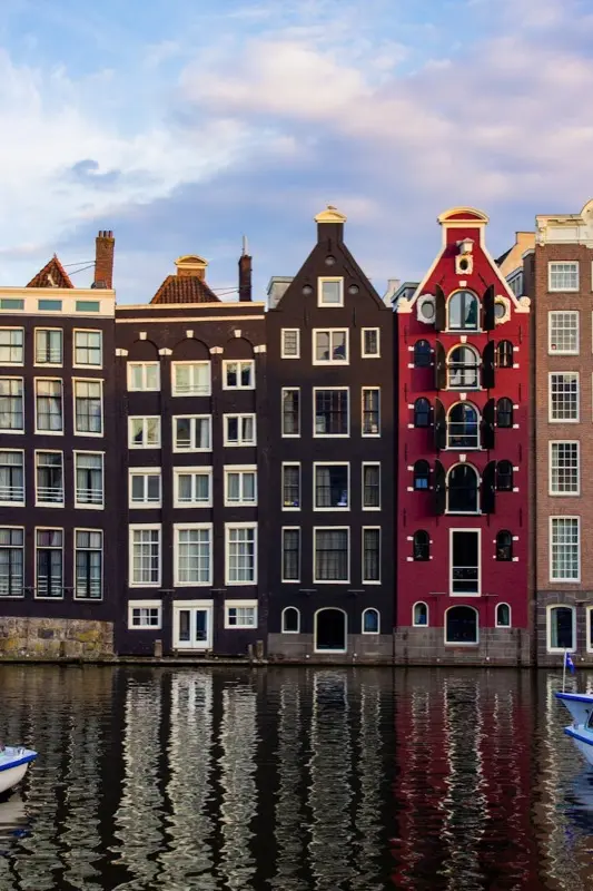 Damrak Canal Gabled Houses destino de viaje con HelloRoam eSIM para conexión a internet