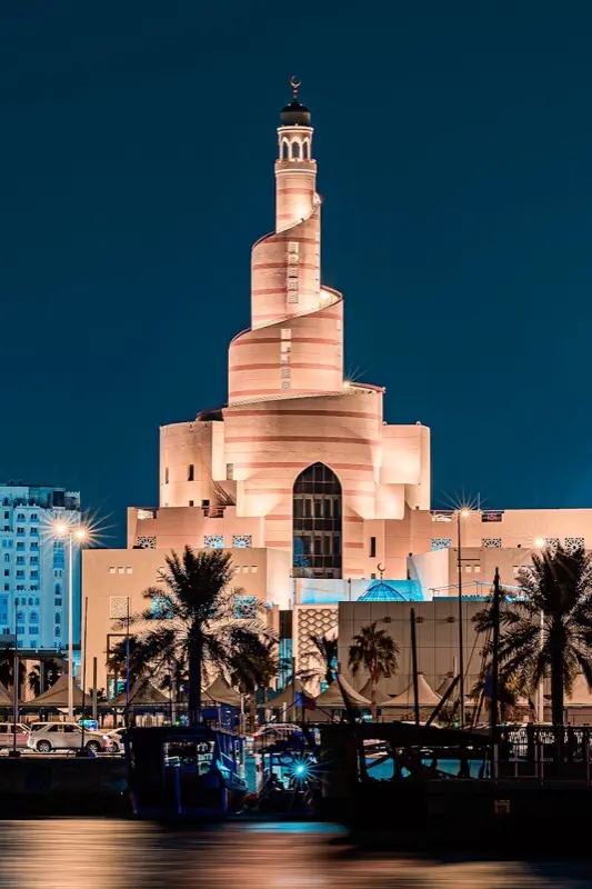 Fanar Qatar Islamic Cultural Center Spiral Minaret עם חיבור HelloRoam eSIM למטיילים ברחבי העולם
