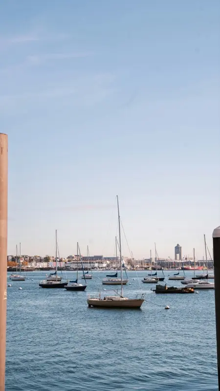 Boston Harbor مع HelloRoam eSIM للبقاء على اتصال أثناء رحلتك