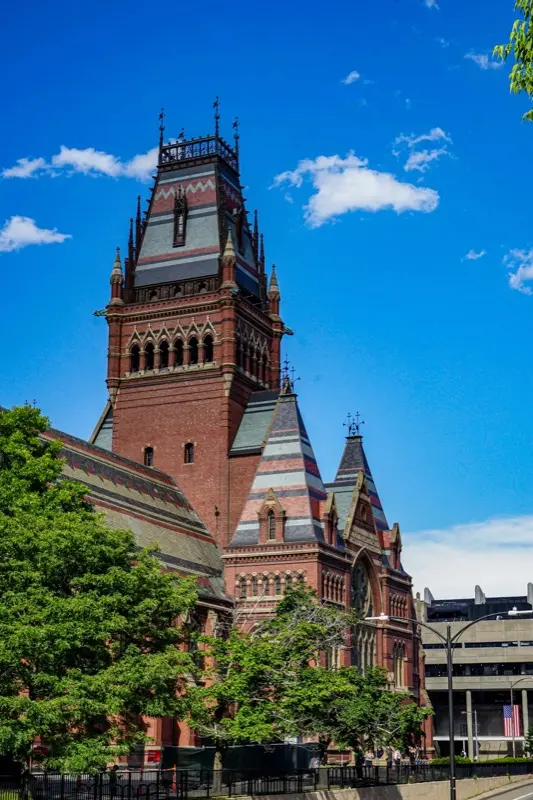 Harvard University معلم سياحي مع HelloRoam eSIM لبيانات السفر