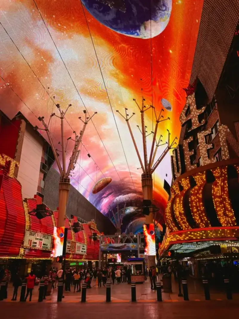 Fremont Street с HelloRoam eSIM свързаност за пътешественици по света