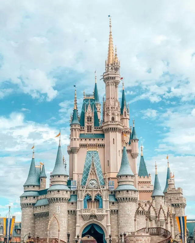 Disney World in Orlando United States with HelloRoam eSIM data plan connectivity