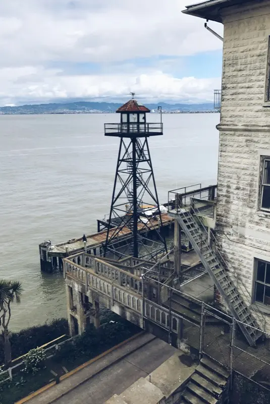 Alcatraz وجهة سفر مع HelloRoam eSIM للاتصال بالإنترنت