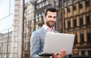 Remote professional working abroad with eSIM - video calls and cloud storage for digital nomads