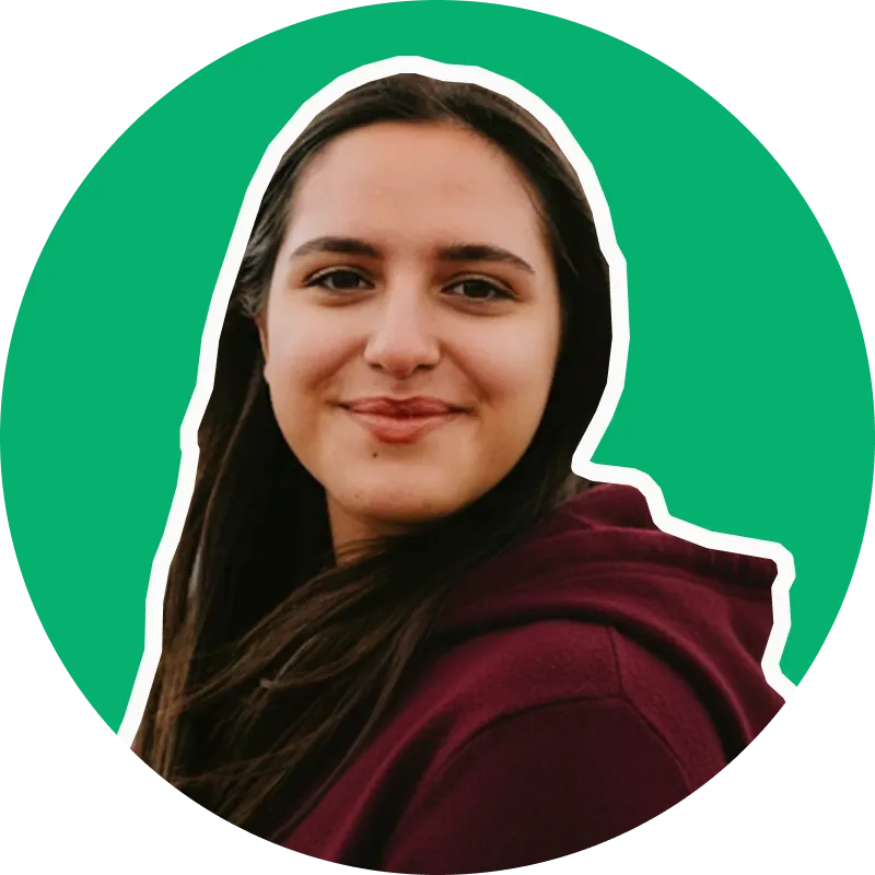 Rue animée de Strasbourg avec passants devant des bâtiments historiques, contexte idéal pour une appli traduction
Quelle est la meilleure appli traduction en 2026 ?
Get your Browse All eSIM Plans before you travel. Get your Browse All eSIM Plans before you travel. Get your Browse All eSIM Plans before you travel.
![Rue animée de Strasbourg avec passants devant des bâtiments historiques, contexte idéal pour une appli traduction
En 2026, deux applications s'imposent comme références mondiales : Google Translate, avec 243 langues supportées et plus de 500 millions d'utilisateurs actifs chaque mois [translate.google.com, et DeepL, dont la précision sur les paires de langues européennes surpasse régulièrement celle de ses concurrents dans les benchmarks linguistiques indépendants. Pour la majorité des voyageurs, Google Translate reste le choix le plus solide. Pour les séjours en Europe ou en Amérique latine, DeepL mérite une place sérieuse dans la réflexion.
78 % des voyageurs internationaux déclarent utiliser une appli traduction pendant leurs déplacements, selon des données Statista et Booking.com publiées en 2024. Ce chiffre traduit une réalité très concrète : les panneaux en japonais, les menus en thaï, les formulaires en arabe surgissent bien avant que l'on ait eu le temps de se repérer.
Ce que la plupart des comparatifs omettent : le choix dépend moins d'une marque universelle que du profil précis du voyage. Un voyageur en Asie du Sud-Est, face à des langues à faible diffusion, a besoin d'une couverture linguistique étendue. Un professionnel en déplacement à Varsovie ou Budapest tire bien plus profit de la précision nuancée de DeepL. Ces deux profils n'ont pas le même outil idéal.
Google Translate et DeepL sont disponibles gratuitement sur Android et iOS, avec des options premium pour les usages intensifs. Microsoft Translator, intégré nativement à Microsoft 365 et Teams, cible principalement le contexte professionnel. iTranslate répond davantage aux besoins du voyageur grand public [apps.apple.com.
Trois critères orientent le choix de manière rigoureuse :
- Destination : langues rares ou à faible diffusion, Google Translate (243 langues) ; paires européennes, DeepL est mieux calibré.
- Fréquence : usage ponctuel, le gratuit suffit ; traductions quotidiennes intensives, les versions Pro justifient leur tarif.
- Type d'usage : textes longs avec nuances, DeepL ; caméra en temps réel ou conversation orale, Google Translate.
Les fonctionnalités font toute la différence.
Les fonctionnalités clés d'une appli traduction efficace
![Femme élégante en extérieur illustrant l'importance des fonctionnalités d'une appli traduction en voyage
La traduction par caméra en temps réel est le critère n°1 de satisfaction chez les voyageurs qui utilisent des applications de traduction, selon une enquête Google Consumer Survey de 2024. Pointer son smartphone vers un menu en thaï ou un panneau d'avertissement en arabe : le texte traduit s'affiche superposé à l'image originale, souvent en moins d'une seconde. C'est la fonctionnalité qui transforme une application utile en outil indispensable.
Le mode conversation bilingue fonctionne différemment : deux interlocuteurs s'expriment dans leur langue respective, l'application détecte et traduit alternativement. Réactif lorsque la connexion est stable, laborieux quand elle ne l'est pas. La traduction vocale instantanée, elle, traite un flux de parole continu sans délai perceptible, ce qui se révèle précieux dans un marché de plein air ou face à un agent d'accueil peu habitué aux échanges en français.
Deux fonctionnalités plus discrètes, mais utiles sur la durée, complètent le tableau. L'historique et le glossaire personnalisables permettent de mémoriser les termes fréquents sans revenir systématiquement aux mêmes recherches. Pour un professionnel qui visite régulièrement un même pays, c'est un gain de temps mesurable. L'interface ergonomique, quant à elle, conditionne réellement l'usage sous pression : des polices lisibles en plein soleil, des boutons accessibles sans précision excessive. Ce critère semble secondaire jusqu'au moment où l'on cherche à traduire un formulaire d'entrée à la douane avec une file d'attente derrière soi.
Un point rarement mentionné dans les fiches produit : la traduction vocale et le mode conversation consomment des données mobiles en continu. Sur un forfait aux quotas maîtrisés, ce poste mérite d'être anticipé avant le départ.
Sans connexion, ces fonctionnalités s'éteignent.
Appli traduction hors ligne : comment télécharger les packs avant le départ ?
![Femme préparant sa valise avec ses appareils électroniques avant de télécharger une appli traduction hors ligne
Télécharger ses packs hors ligne avant l'embarquement est la recommandation la plus pratique, et la moins systématiquement suivie. Google Translate propose des packs pour la majorité de ses langues, pesant entre 35 et 150 Mo selon la langue cible [translate.google.com. Microsoft Translator couvre environ 60 langues en mode hors ligne, avec des fichiers de taille comparable [numerique26.web.ac-grenoble.fr. Ces deux applications maintiennent une traduction textuelle de base même en l'absence de tout signal.
La traduction hors ligne est un filet de sécurité, pas un substitut à une connexion active. Pour les voyageurs qui prévoient des destinations hors zone UE et souhaitent conserver la traduction par caméra AR et la traduction vocale, notamment dans des pays où les forfaits roaming d'Orange, SFR ou Bouygues deviennent vite coûteux, les [forfaits eSIM régionaux de HelloRoam permettent de maintenir un accès aux données sans contrat ni engagement vis-à-vis des opérateurs traditionnels.
Le scénario à éviter : arriver au terminal de départ, se connecter au Wi-Fi partagé, et tenter de télécharger un pack de 80 Mo sur une connexion capricieuse. Le fichier arrive souvent incomplet, et l'erreur ne se découvre qu'une fois à destination. Télécharger depuis son réseau domestique, la veille ou l'avant-veille du départ, reste la méthode la plus fiable.
Deux précisions complètent une préparation vraiment soigneuse. D'abord, les fonctionnalités de traduction par caméra en réalité augmentée sont désactivées en mode hors ligne sur la plupart des applications : le texte peut être traduit, mais l'affichage superposé à l'image ne fonctionne plus. Ensuite, l'espace de stockage se calcule par langue cible. Un séjour couvrant le thaï, le vietnamien et le malais nécessite trois packs distincts. Android et iOS affichent tous deux l'espace restant dans les paramètres de stockage : deux minutes de vérification avant l'installation évitent bien des suppressions de dernière minute.
Gratuit ou payant : la question que tout voyageur se pose.
Quel est le meilleur traducteur gratuit ?
![Étang paisible en forêt française évoquant les destinations où un traducteur gratuit s'avère indispensable
Google Translate reste la référence incontestée parmi les traducteurs entièrement gratuits : aucun abonnement, aucune publicité dans l'application, et un accès complet aux fonctionnalités (caméra, conversation, mode hors ligne) sans condition [translate.google.com. Pour la majorité des voyageurs, cette offre couvre les besoins du quotidien sans débourser un centime.
DeepL, de son côté, plafonne sa version gratuite à 5 000 caractères par requête. Suffisant pour une phrase, insuffisant pour traduire un contrat de location, un formulaire administratif ou une longue série de messages. La version Pro coûte ~8,74 € par mois : un abonnement cohérent pour un usage professionnel régulier, nettement moins justifié pour un séjour de deux semaines [deepl.com.
Le gratuit a un prix, juste pas en euros.
Les applications gratuites financées par la publicité ou la collecte de données méritent une lecture attentive de leurs conditions d'utilisation. Vos traductions transitent par des serveurs tiers ; certaines applis conservent ces échanges à des fins d'entraînement algorithmique. Google Translate est transparent sur ce point. D'autres le sont nettement moins.
Les fonctionnalités avancées (glossaire personnalisé, traduction de documents PDF, historique illimité) restent généralement réservées aux formules payantes. Pour un voyageur occasionnel, la version gratuite reste convaincante. Pour un usage intensif, le calcul change : un abonnement annuel DeepL Pro revient à moins de 0,25 € par jour d'utilisation réelle.
Commencez avec Google Translate. Si vous heurtez régulièrement à ses limites sur des paires de langues complexes ou des textes longs, la bascule vers une version payante s'amortit en quelques semaines.
La voix change tout pour les échanges en direct.
Quel est le meilleur traducteur vocal gratuit ?
![Personne photographiant la Tour Eiffel avec son smartphone, prête à utiliser un traducteur vocal gratuit
Microsoft Translator propose la solution la plus aboutie pour la traduction vocale gratuite, avec son mode conversation multilingue natif : deux interlocuteurs parlent chacun dans leur langue, l'application restitue la traduction à voix haute en temps réel, sans manipulation entre chaque prise de parole [pvtistes.net. Google Translate offre une fonctionnalité comparable, mais les retours utilisateurs placent l'expérience conversationnelle de Microsoft Translator légèrement au-dessus.
Un élément que les comparatifs habituels négligent : la qualité du microphone de votre appareil pèse autant sur la précision de reconnaissance que l'algorithme de l'application elle-même. Un environnement bruyant (marché, hall de gare, terrasse animée) dégrade la reconnaissance vocale quelle que soit l'appli choisie.
La connexion réseau est le vrai critère de sélection.
La traduction vocale en temps réel exige un signal actif. Sur 4G ou 5G stable, la latence reste imperceptible. Sur un réseau saturé ou en couverture 3G, le décalage entre la parole et la restitution devient palpable, rendant l'échange laborieux.
Le cadre de décision en pratique :
- Conversation bilingue en face à face : Microsoft Translator, sur réseau 4G minimum
- Traduction vocale ponctuelle d'une phrase : Google Translate, réactif sur réseaux variables
- Zone à faible couverture : saisie manuelle avec mode hors ligne ; la traduction vocale n'est pas fiable sans signal stable
La règle générale : évaluez votre connexion avant de choisir votre mode. L'application la plus rigoureuse sur Wi-Fi peut devenir inutilisable sur un réseau saturé à l'heure de pointe.
Un point rarement mentionné : la consommation de données.
Connectivité mobile et appli traduction : ce que les guides oublient
![Couple en balade urbaine avec une carte, illustrant la connectivité mobile et l'usage d'une appli traduction
La traduction vocale et la traduction par caméra en réalité augmentée consomment des données en continu. L'estimation pratique : entre 5 et 15 Mo par heure de traduction active, selon le mode utilisé et l'intensité des requêtes. Ce chiffre paraît anodin, mais ramené à une journée complète de voyage intensif (navigation, traduction, cartes en temps réel), la consommation dépasse rapidement ce que les forfaits roaming incluent hors Union européenne.
Orange, SFR, Bouygues et Free Mobile appliquent le roaming européen sans surcoût, conformément à la réglementation UE. Hors UE, les frais d'itinérance reprennent, et peu de voyageurs anticipent leur montant avant de recevoir la facture. Pour l'Asie du Sud-Est, les Amériques ou l'Afrique, un forfait roaming journalier chez un opérateur français peut rapidement dépasser le coût d'une eSIM locale couvrant l'intégralité du séjour.
Les données consommées par une appli de traduction sont invisibles. La facture, elle, ne l'est pas.
La configuration double SIM répond à cette contrainte avec efficacité : la SIM physique conserve le numéro français pour les SMS d'authentification bancaire et les appels entrants, tandis que l'eSIM locale prend en charge les données. HelloRoam propose des forfaits multidestinations couvrant plusieurs pays sous un même quota de données, une option particulièrement calibrée pour les itinéraires qui traversent plusieurs frontières.
Les zones sans couverture réseau restent l'angle mort de toute solution data. Dans ces situations, le mode hors ligne des applications de traduction constitue la seule option fiable. Aucun forfait ne garantit une couverture absolue, et anticiper ces zones reste une précaution que chaque voyageur gère à sa propre échelle.
Sur les séjours longs, la question du bon traducteur et celle du forfait data méritent d'être abordées ensemble.
Quel est le meilleur traducteur instantané pour les voyages longue durée ?
![Jeune femme utilisant son smartphone devant l'Acropole d'Athènes grâce à une appli traduction instantanée
Pour les séjours dépassant trois semaines, une appli polyvalente avec abonnement premium annuel surpasse systématiquement un assemblage d'applications gratuites spécialisées. DeepL Pro, facturé autour de 8,74 € par mois, devient rentable bien avant un mois complet [deepl.com. Le renoncement aux limitations du gratuit vaut ce tarif, à condition de l'amortir sur la durée.
Trois idées reçues méritent d'être corrigées.
« Plusieurs applis spécialisées valent mieux qu'une seule. » L'inverse est vrai. Basculer entre une appli dédiée à la voix, une autre à la caméra et une troisième au texte génère de la confusion au mauvais moment. Google Translate réunit les trois fonctions dans une interface cohérente, sans surcharge cognitive.
« Le mode hors ligne suffit pour les zones rurales. » Partiellement. La stratégie rigoureuse combine les deux : packs téléchargés pour les régions sans couverture, connexion active dès que le réseau revient. Cette consommation, calculée en quelques mégaoctets par heure d'utilisation active, entre directement dans le dimensionnement du forfait eSIM à anticiper avant le départ.
« L'abonnement premium est réservé aux voyageurs professionnels. » Dès trois semaines de voyage, le calcul penche clairement en faveur du payant. La suppression des quotas, la qualité sur les langues complexes et les packs hors ligne enrichis justifient l'investissement.
La préparation fait la différence avant l'embarquement.
Connectez-vous avant de partir
![Antoine Lefevre, Travel Writer at HelloRoam