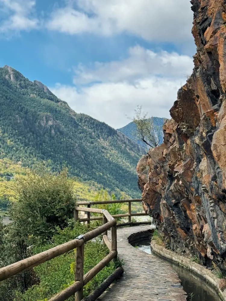 HelloRoam ofrece eSIM con datos rápidos en Andorra La Vella para recorrer Andorra