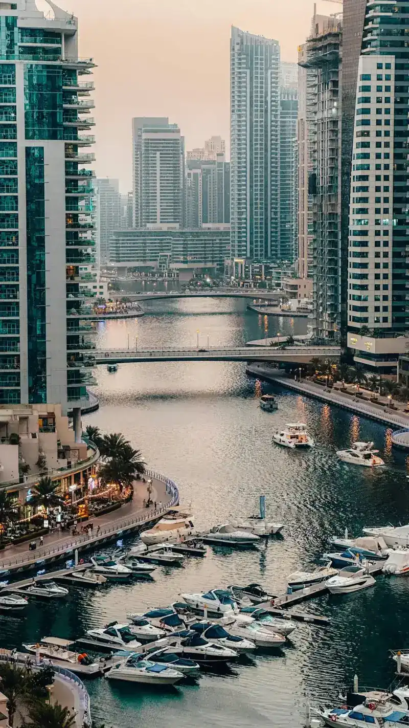eSIM de viaje HelloRoam para Dubai con internet móvil en Emiratos Árabes Unidos
