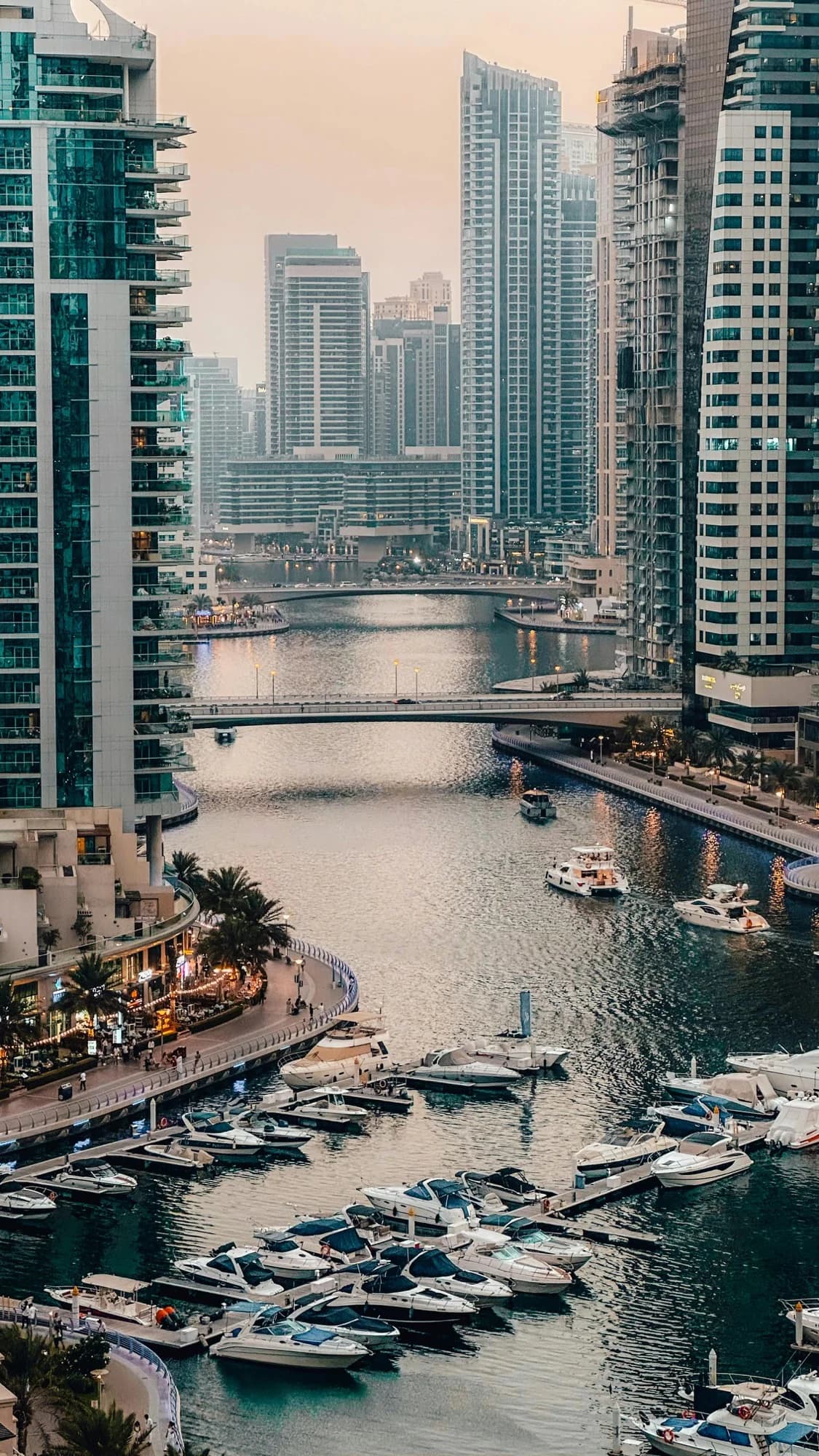 خطة بيانات eSIM من HelloRoam في دبي الإمارات العربية المتحدة مع تغطية موبايل سريعة