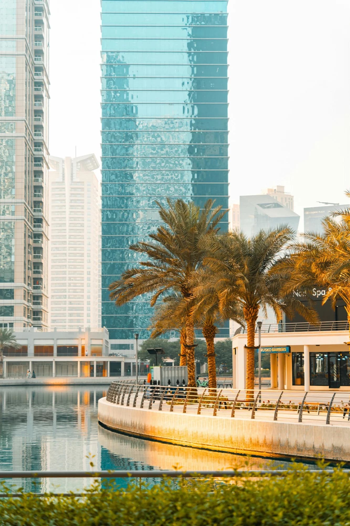 HelloRoam eSIM في United Arab Emirates الإمارات العربية المتحدة مع إنترنت موبايل للمسافرين