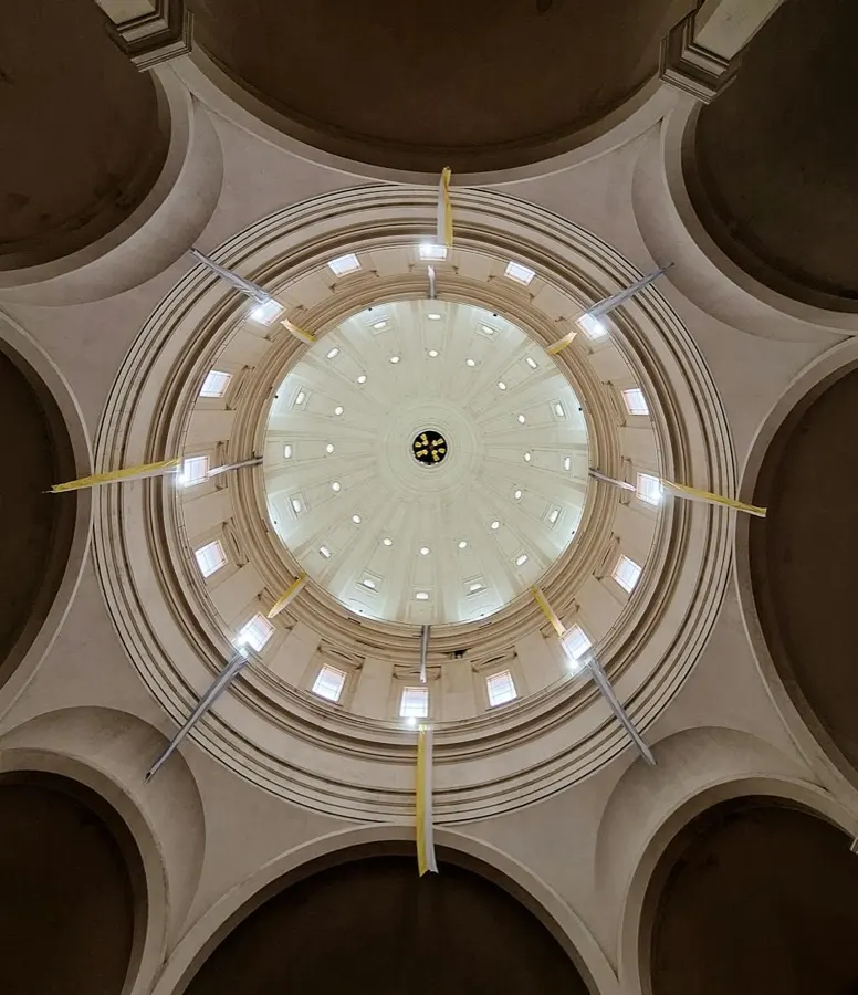 코리엔테스 파라나 강변의 황금빛 일몰과 열대 식물이 어우러진 평화로운 강변 풍경