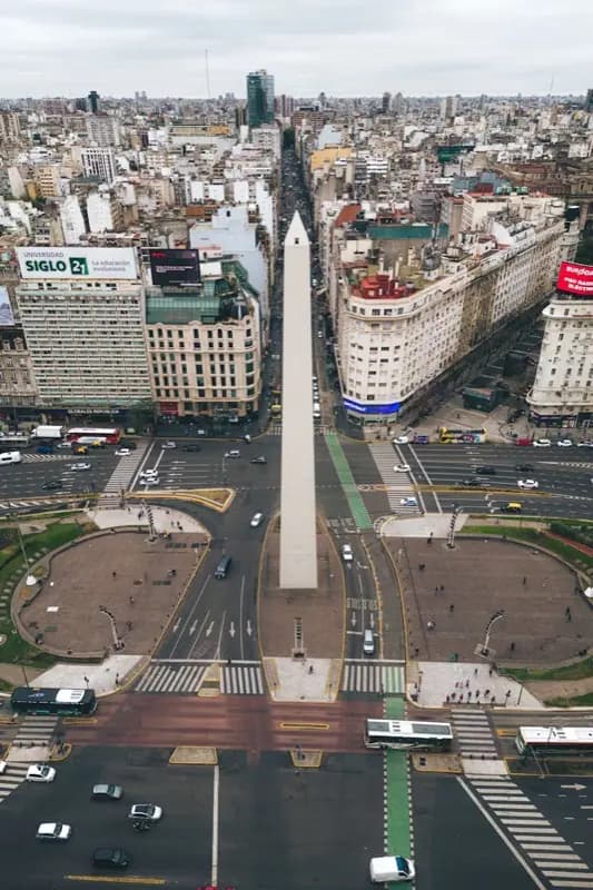 Obelisco de Buenos Aires med HelloRoam eSIM dataplan for rejsendes forbindelse