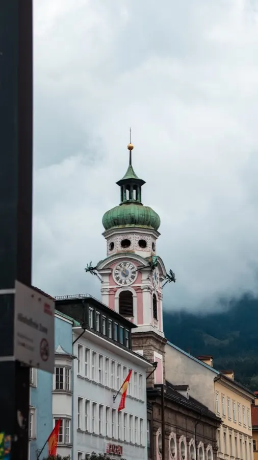 HelloRoam eSIM Innsbruck Itävalta Alpit Tirol olympialaiset mobiilidata matkailijoille