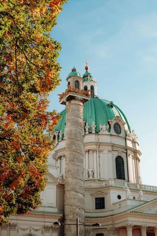 Karlskirche St Charles Church Vienna med HelloRoam eSIM dataplan for reisendes tilkobling