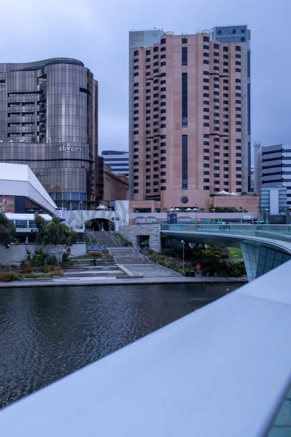 ทิวทัศน์เมืองแอดิเลดออสเตรเลียพร้อมสวนสาธารณะเขียวขจีและอาคารสีขาว