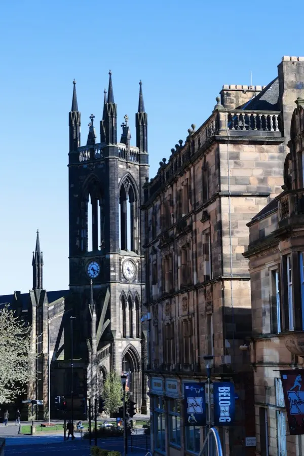 Bờ biển Newcastle với những con sóng và bể bơi biển ngoài trời