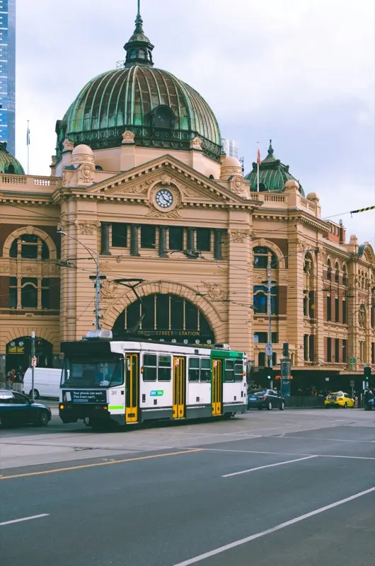 Flinders Street Station s podatkovnim načrtom HelloRoam eSIM za povezljivost popotnikov
