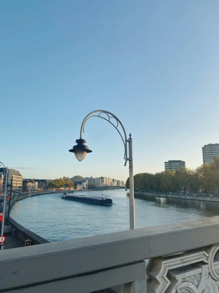 eSIM de viaje HelloRoam para Liege con internet móvil en Bélgica