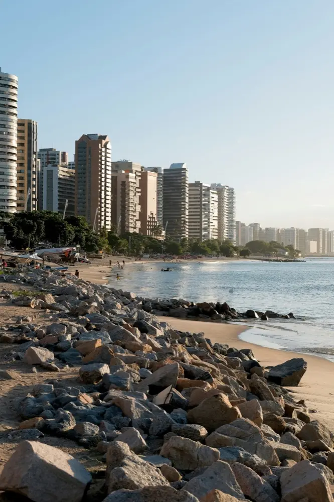 Dados móveis em Fortaleza Brasil com plano eSIM HelloRoam para viajantes