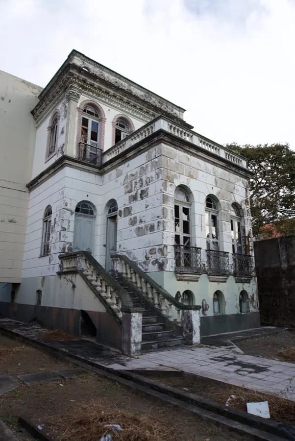 Manaus opera Teatro Amazonas med fargerik kuppel omgitt av Amazonas-regnskog i Brasil
