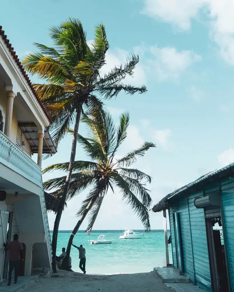 HelloRoam eSIM for Cooper's Town Bahamas providing fast data coverage for travelers