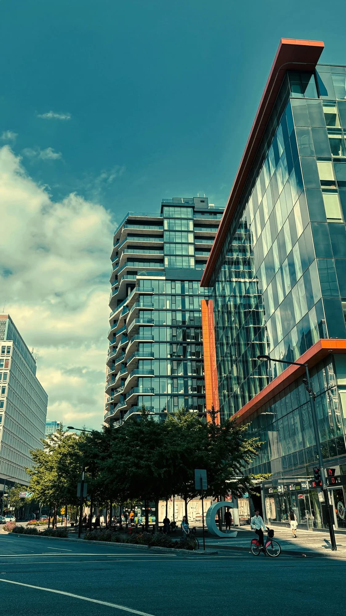 Mobile data in Montreal Canada with HelloRoam eSIM plans for international travelers