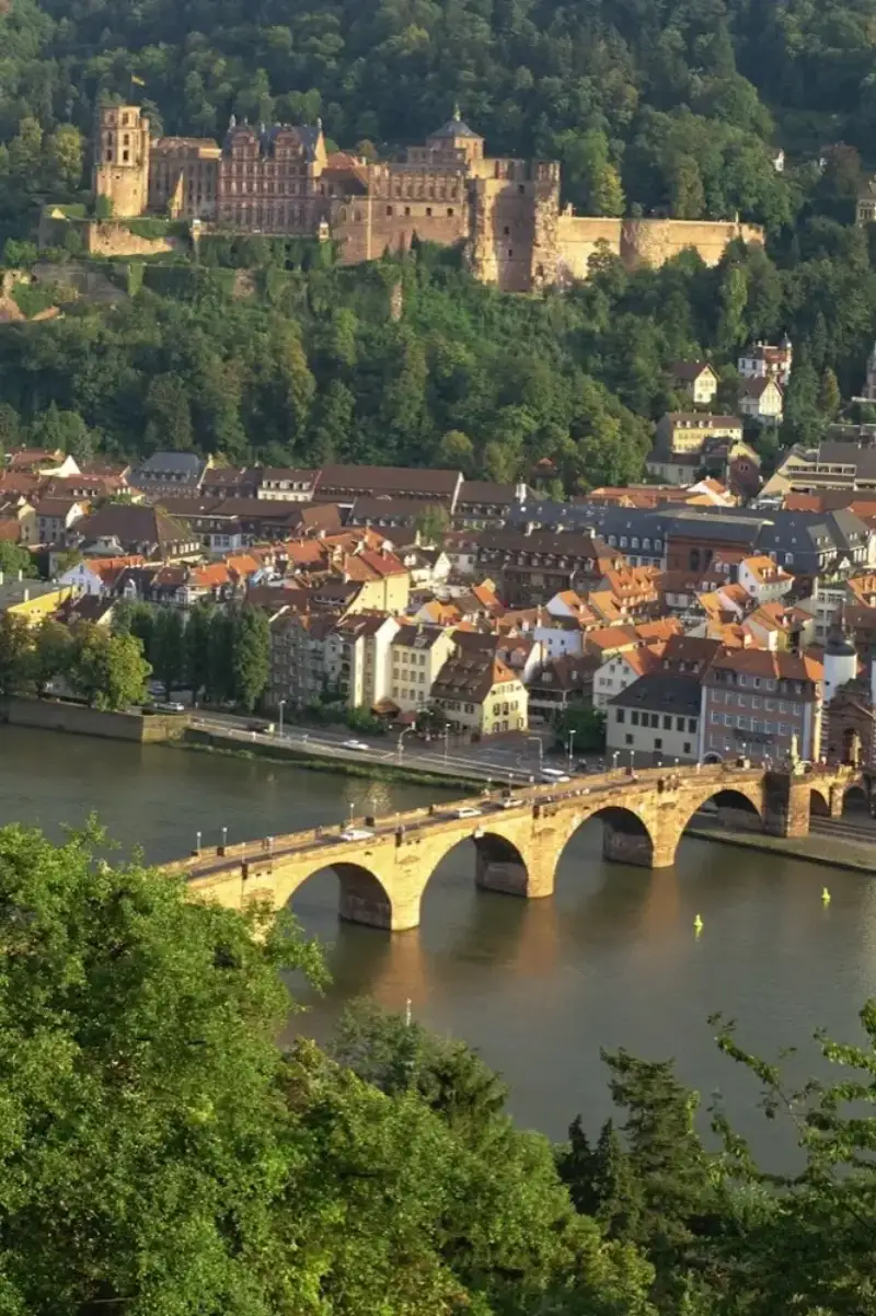 Plan de datos HelloRoam para viajeros en Basel, Suiza con eSIM