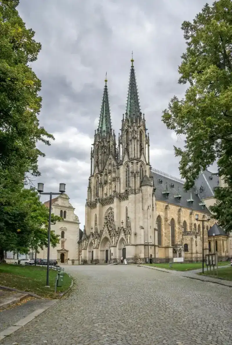 Plan eSIM de HelloRoam para Okres Olomouc Chequia con datos móviles para viajeros