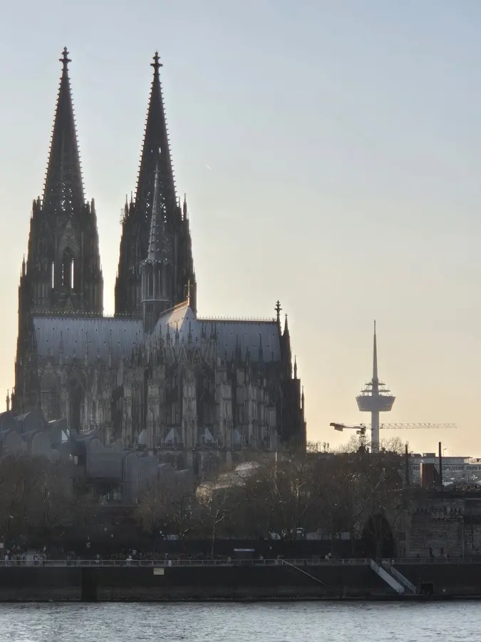 Catedrala din Köln reflectată în Rinul liniștit în lumina serii