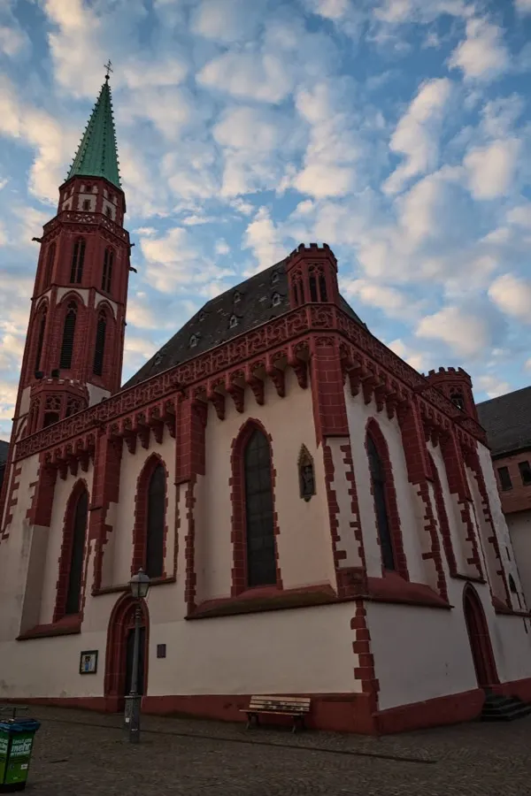 Panorama Frankfurtu z wieżowcami dzielnicy finansowej odbijającymi się w rzece Men o zachodzie słońca