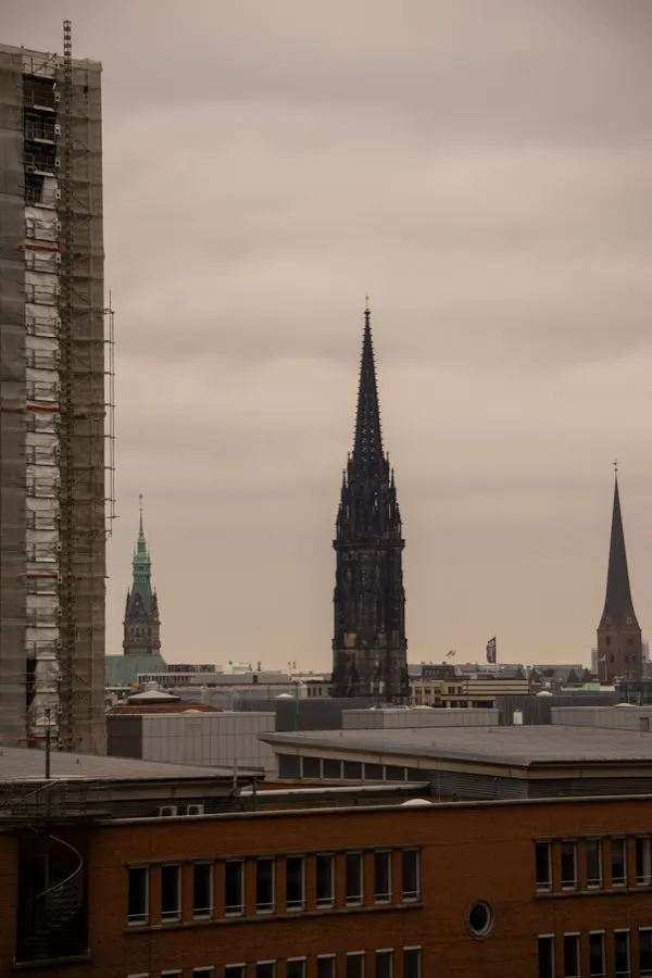 Bairro histórico da Speicherstadt em Hamburgo com os canais e armazéns de tijolos vermelhos ao entardecer
