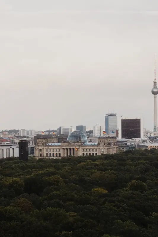 Reichstag Bundestag and Fernsehturm Reichstag Dome With Tv T с HelloRoam eSIM план за данни за свързаност на пътешественици