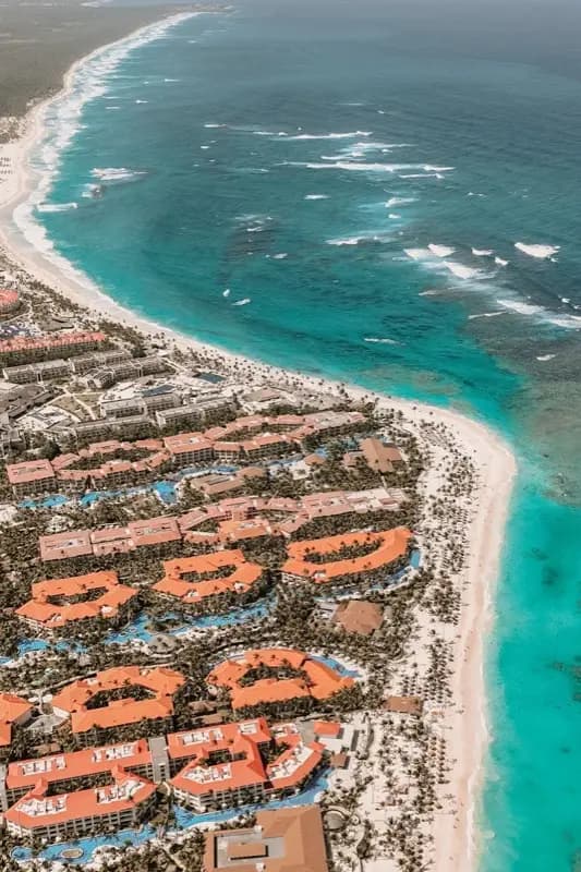 B Varo Beach Punta Cana Aerial View Reiseziel mit HelloRoam eSIM für Internetverbindung