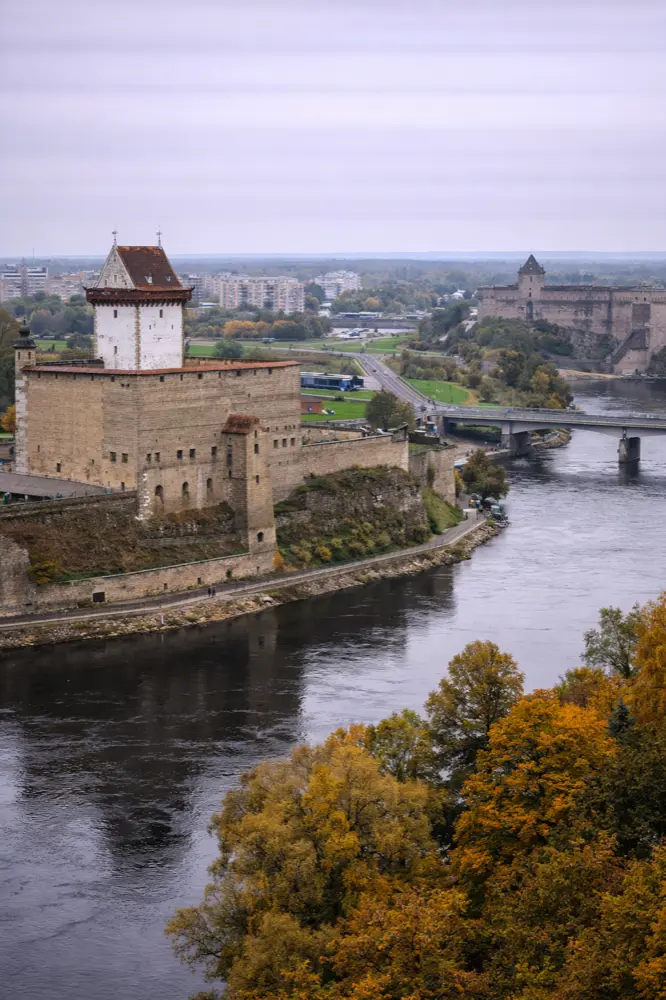 Plano de dados eSIM HelloRoam para Narva em Estônia com cobertura móvel rápida