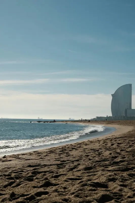 Barceloneta Beach med HelloRoam eSIM för anslutning under din resa