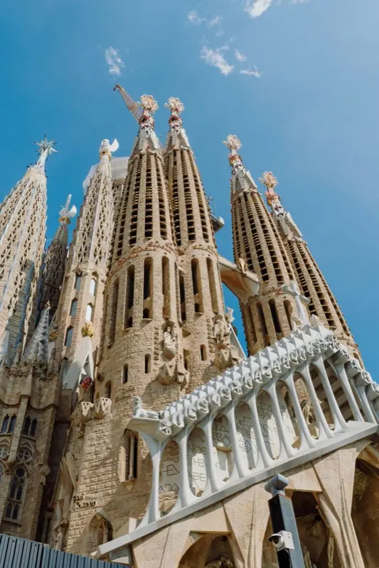ภาพถ่าย Sagrada Familia พร้อม HelloRoam eSIM สำหรับโรมมิ่งระหว่างประเทศ