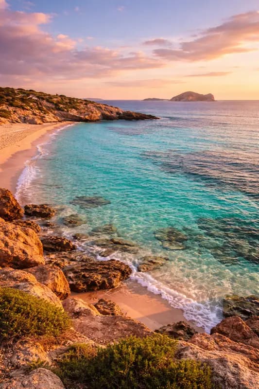 Cala Comte cestovná destinácia s HelloRoam eSIM pre internetové pripojenie