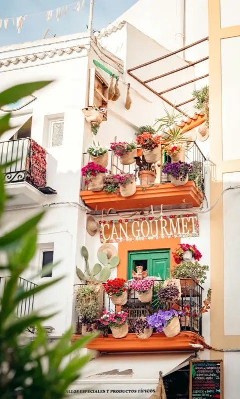 Dalt Vila avec forfait données HelloRoam eSIM pour connectivité des voyageurs