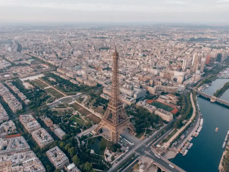 eSIM de viaje HelloRoam para Paris con internet móvil en Francia