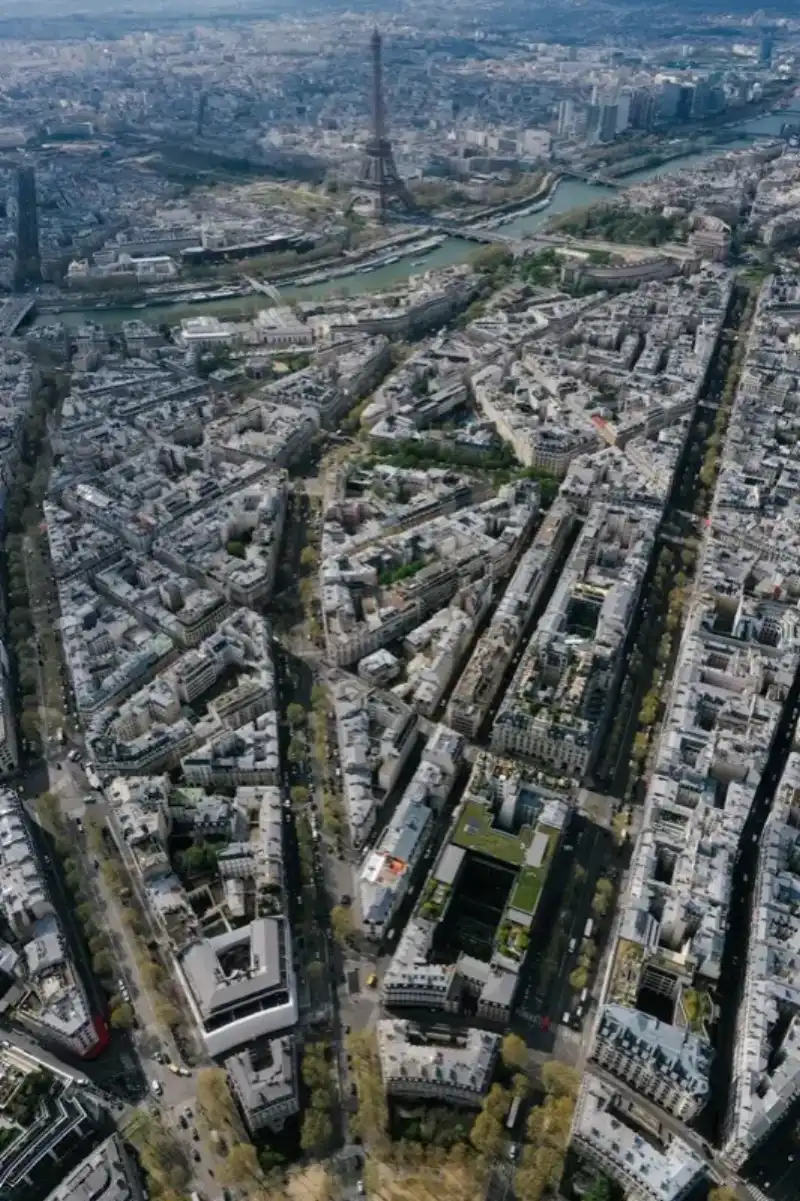 Eiffel Tower and Seine Aerial View с тарифным планом HelloRoam eSIM для связи путешественников