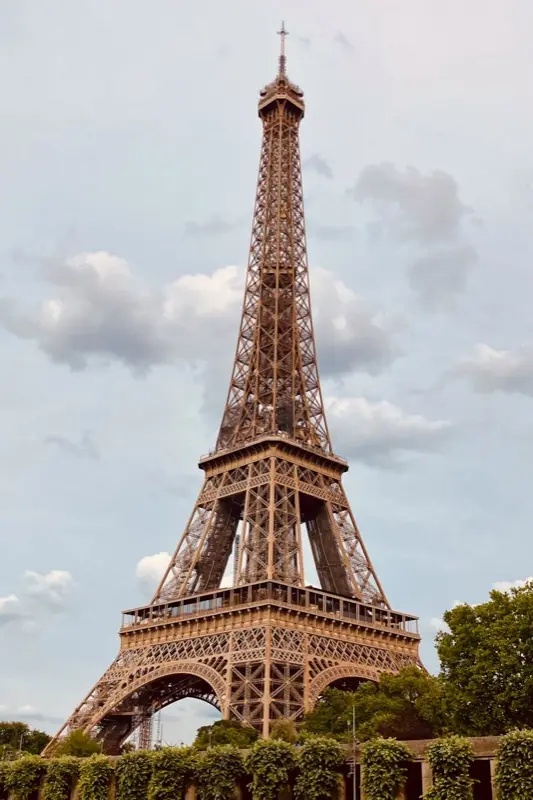 Eiffel Tower Tour Eiffel Champ de Mars معلم سياحي مع HelloRoam eSIM لبيانات السفر