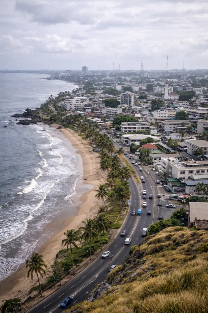 HelloRoam eSIM wisata Libreville Gabon internet seluler cepat