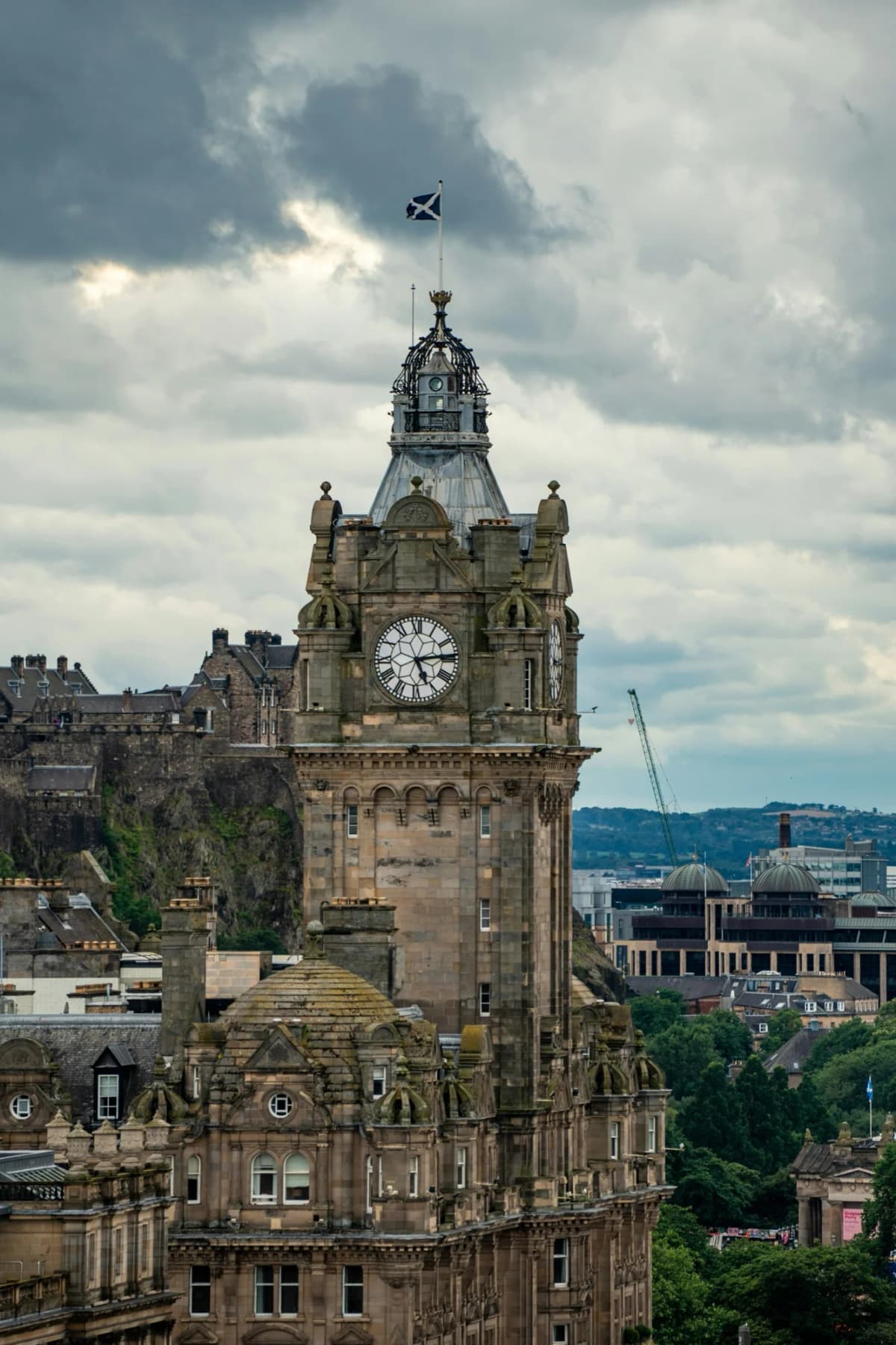 Edinburgh United Kingdom eSIM coverage for travelers with HelloRoam mobile data plans and fast internet