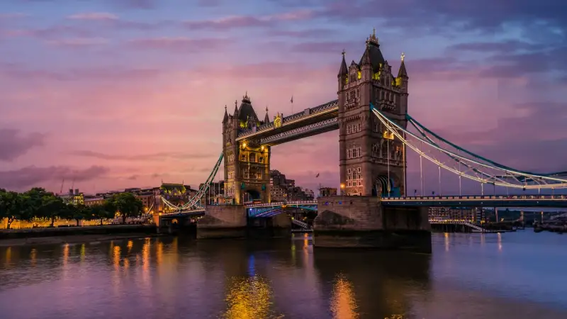 eSIM Großbritannien - Tower Bridge in London an einem sonnigen Tag